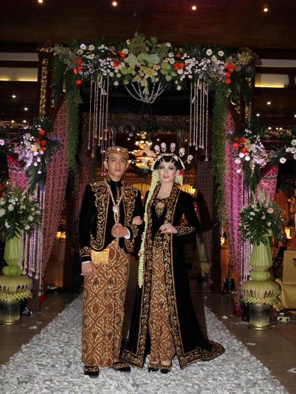 Gibran Rakabuming Raka dan Selvi Ananda tampil elegance dengan busana serba hitam.(Galih W. Satria/bintang.com)