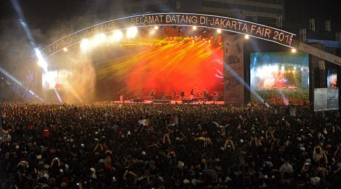 Konser Iwan Fals di Jakarta Fair dipenuhi 'OI' (Foto: Desmond Manullang/Bintang.com)