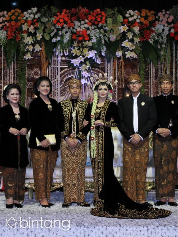Gibran dan Selvi didampingi Presiden Jokowi, Nyonya Iriana Jokowi dan kedua adik Gibran; Kaesang Pengarep dan  Kahiyang Ayu. (Galih W. Satria/bintang.com)