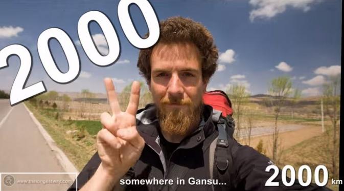 Christoph Rehage pada 2000 kilometer perjalanannya. (Via: Youtube.com)