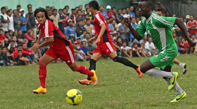 Aksi Makan Konate (hijau) pemain Persib yang turut berpartisipasi dalam liga tarkam di Ciputat ini. (Bola.com/Peksi Cahyo)