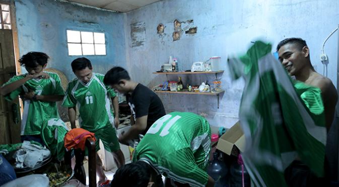 Ramdani Lestaluhu dan beberapa pemain ISL lainnya menyiapkan perlengkapan bertanding di dapur rumah warga yang sederhana di  Kedaung Tangerang Selatan. (Bola.com/Peksi Cahyo)