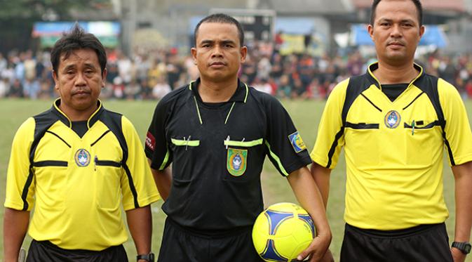 Wasit  dan hakim garis yang memimpin laga sepak bola tarkam di lapangan Latus Kedaung Tangerang Selatan. (Bola.com/Peksi Cahyo)
