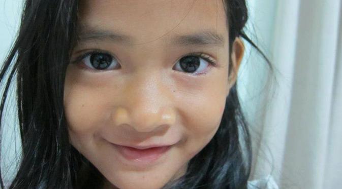 Foto-foto tentang Angeline yang ditayangkan oleh fanspage Facebook “Find Angeline - Bali's Missing Child” kerap memperlihatkan senyum manis Angeline. (Facebook/Find Angeline - Bali's Missing Child)