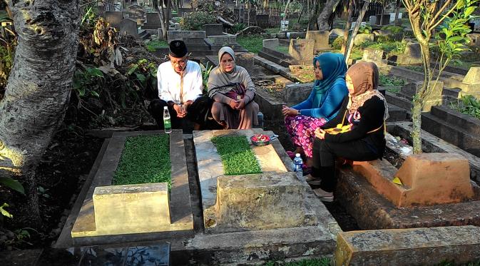 Ziarah kubur warga Bogor sebelum masuk bulan Ramadan (Liputan6.com/ Bima Firmansyah)
