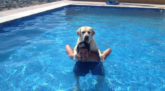 Isco bersama anjing kesayangannya, Messi. 