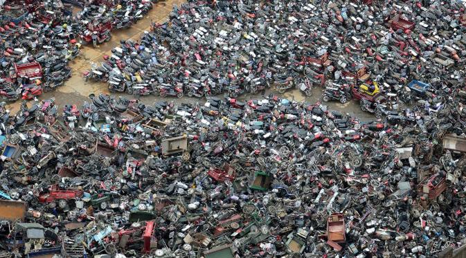 Ribuan sepeda motor bekas tampak menumpuk di sebuah tempat pembuangan di Binzhou, Hunan, China, 9 Juni 2015. (AFP PHOTO CHINA OUT)
