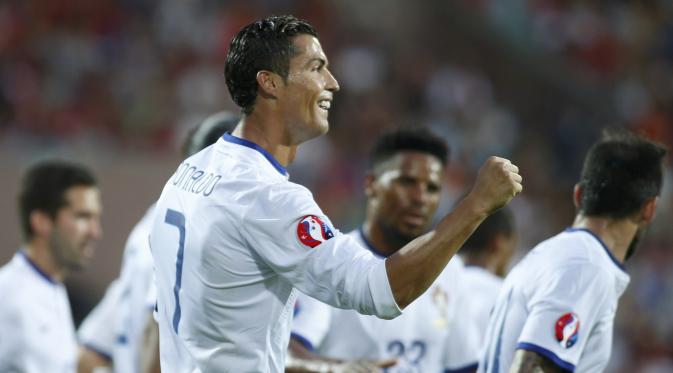 CETAK GOL - Cristiano Ronaldo membawa Portugal menyamakan kedudukan melawan Armenia melalui titik putih. (REUTERS/David Mdzinarishvili)
