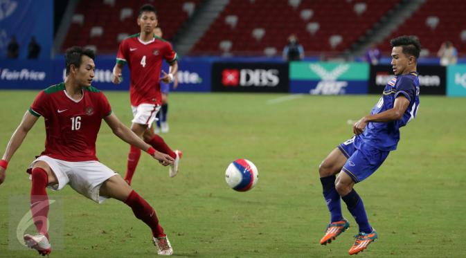 Bek timnas Indonesia U-23, Hansamu Yama Pranata (kiri) mencoba menghadang Chanathip Songkrasin (Thailand) di semifinal sepak bola SEA Games ke-28 di National Stadium Singapore, Sabtu (13/6/2015). Indonesia kalah 0-5. (Liputan6.com/Helmi Fithriansyah)