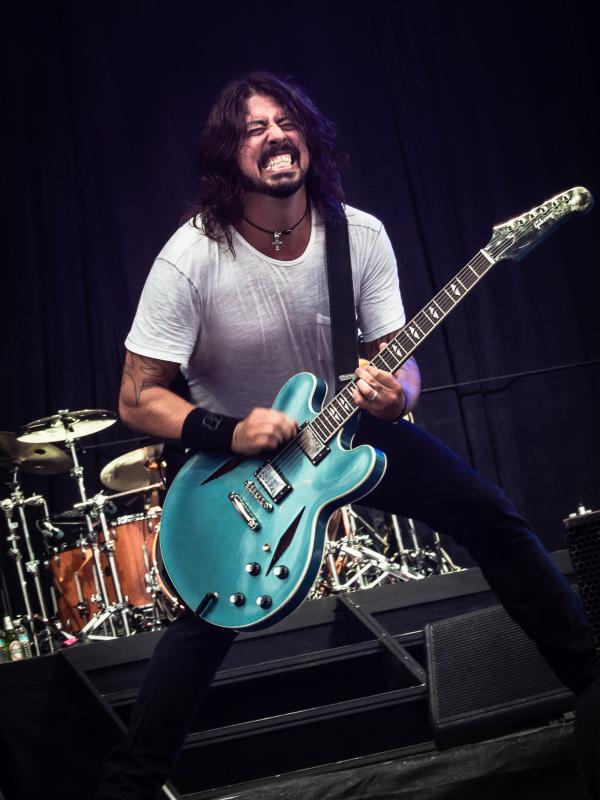 Vokalis Foo Fighters, Dave Grohl alami cedera patah kaki saat manggung di Swedia.