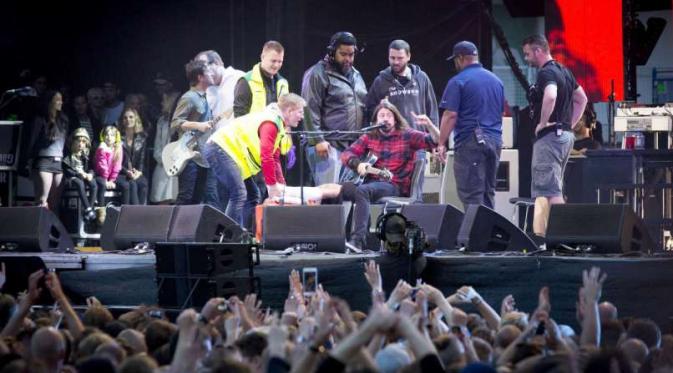 Dave Grohl tak ingin mengecewakan ribuan fansnya di Swedia. (consequenceofsound.net)