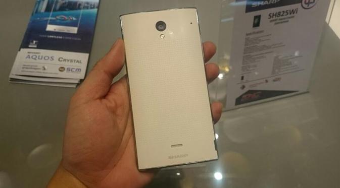 Bodi belakang Sharp Aquos Crystal (Liputan6.com/ Iskandar)