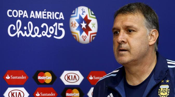 KESAL - Gerardo Martino kesal dengan gaya permainan timnas Argentina. (REUTERS/Marcos Brindicci)