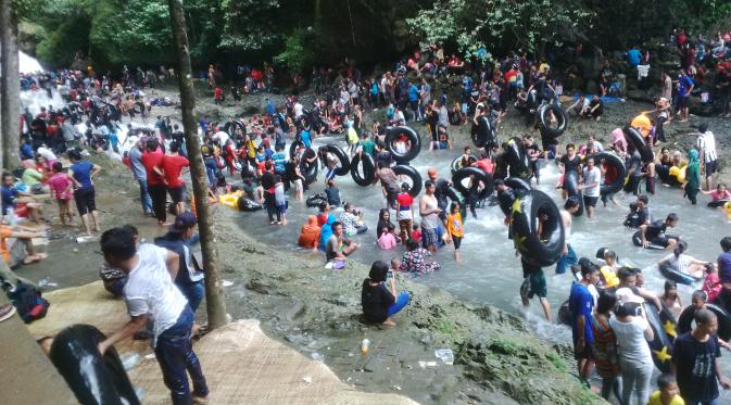 Jelang Ramadan, Air Terjun Bantimurung dijejali ribuan pengunjung. (Liputan6.com/Eka Hakim)