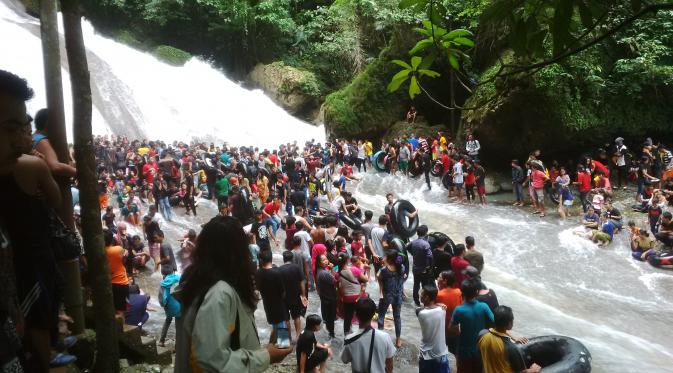 Jelang Ramadan, Air Terjun Bantimurung dijejali ribuan pengunjung. (Liputan6.com/Eka Hakim)