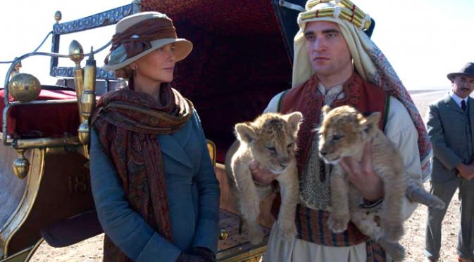 Robert Pattinson mengenakan sorban di trailer 'Queen Of The Desert'. Foto: inquisitr.com