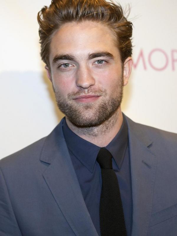 Robert Pattinson dikenal melalui perannya di film Twilight. Foto: via phootoscelebrities.com