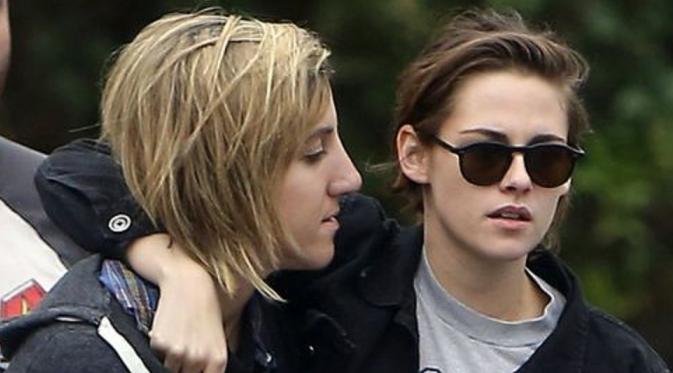 Kristen Stewart dan Alicia Cargile. (www.mirror.co.uk)