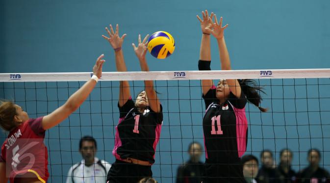 Dua pevoli putri Indonesia, Nadita AS (tengah) dan Wilda SN mencoba memblok smash pemain Thailand, Onuma S pada semifinal SEA Games ke-28 di OCBC Arena, Singapura, Minggu (14/6/2015). Indonesia kalah 1-3 dari Thailand. (Liputan6.com/Helmi Fithriansyah)