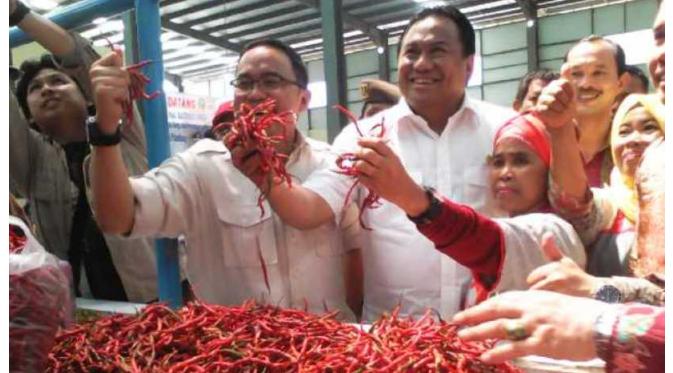 Mendag Rachmat Gobel memantau harga sembako di Palembang. (Liputan6.com/Nefri Inge)