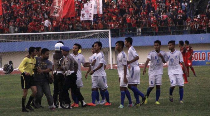 Pemain PSIS Semarang melakukan protes ke wasit. (Bola.com/Vincensius Sawarno)