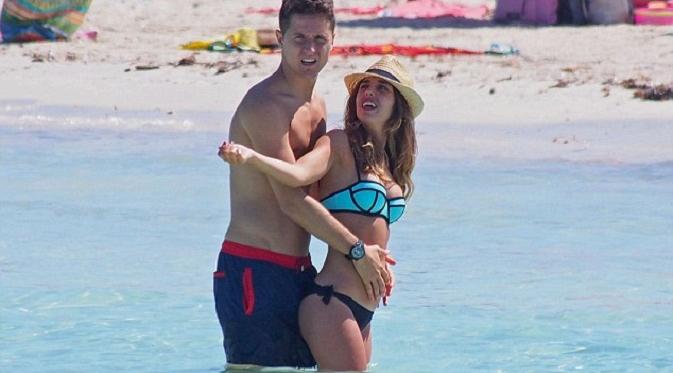Ander Herrera dan kekasih di pantai Ibiza, Spanyol (Daily Mail)