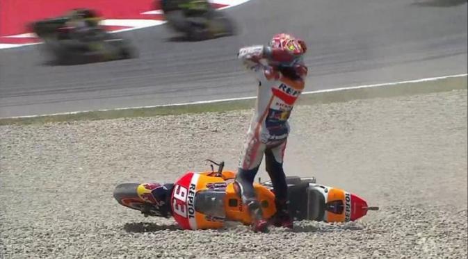 Ekspresi kekesalan Marquez setelah terjatuh di GP Katalunya (Crash)