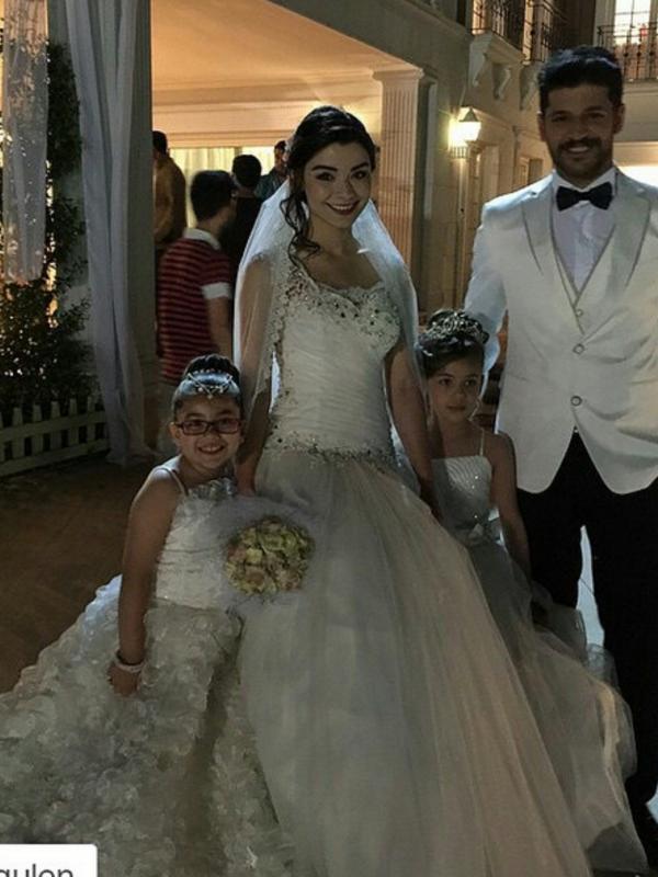 Hari pernikahan Selim dengan Zeynep, berfoto bersama pengiring pengantin yaitu Elif dan Tugce.