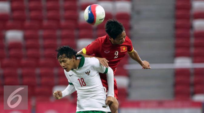 Gelandang timnas Indonesia U-23, Adam Alis S (bawah) berebut bola dengan pemain Vietnam, Huu Dung Nguyen diperebutan tempat ketiga Sepak Bola SEA Games 2015 di National Stadium Singapura (15/6/2015). Indonesia kalah 0-5. (Liputan6.com/Helmi Fithriansyah)