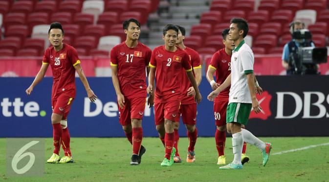 Bek timnas Indonesia U-23, Zalnando terlihat lesu melewati beberapa pemain Vietnam saat laga perebutan tempat ketiga Sepak Bola SEA Games 2015 di National Stadium Singapura, Senin (15/6/2015). Indonesia kalah 0-5. (Liputan6.com/Helmi Fithriansyah) 