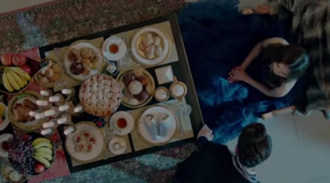 Adegan dalam videoklip 2PM yang mengingatkan dalam film Alice in the Wonderland.