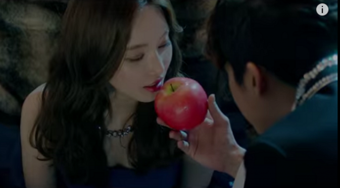 Adegan dalam videoklip My House yang membuat penggemar teringat akan film Snow White. Saat sang penyihir memberikan apel beracun kepada Snow White.