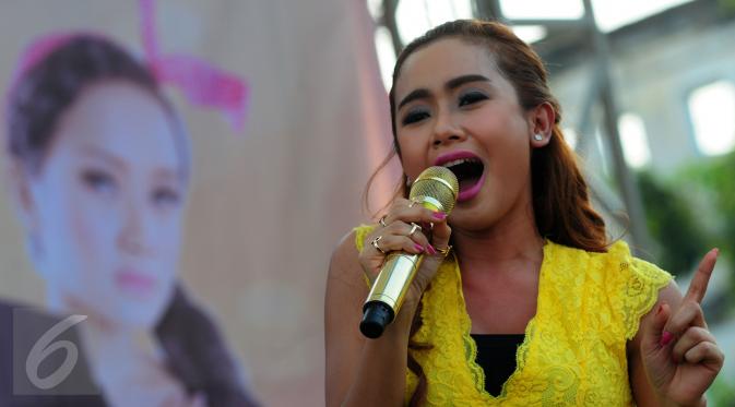 Aksi Cita Citata saat mengisi sebuah acara di kawasan Kota Tua, Jakarta, Senin (15/6/2015). Cita terlihat anggun dan mempesona dengan balutan busana berwarna kuning. (Liputan6.com/Faisal R Syam) 