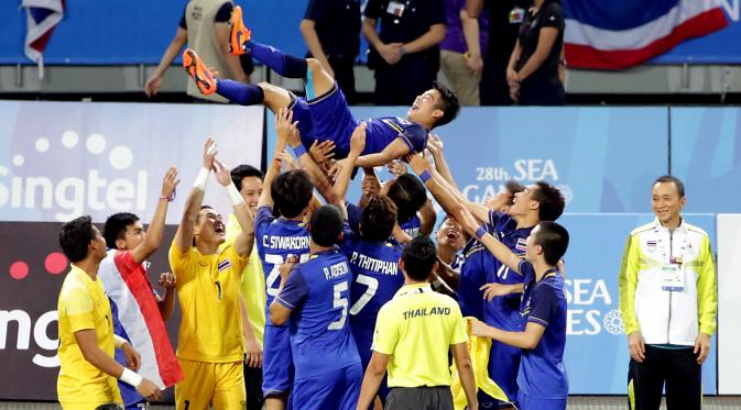 Tim nasional Thailand U-23 keluar sebagai juara SEA Games 2015 cabang olahraga sepakbola (Helmi Fithriansyah)