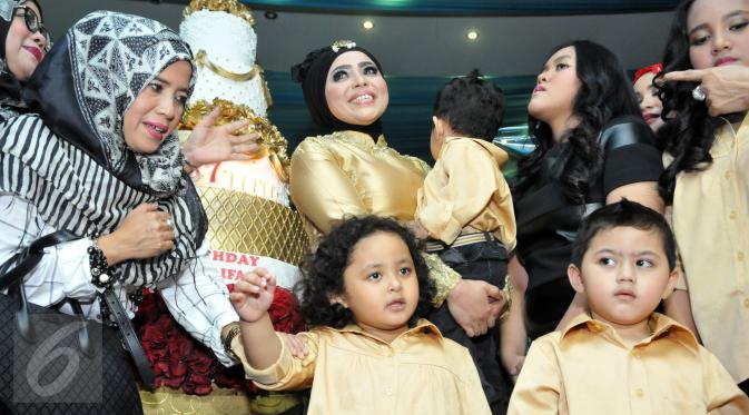 Muzdalifah terlihat bahagia bersama anak-anaknya saat merayakan ulang tahunnya yang ke-37 tahun di kawasan Pramuka, Jakarta Timur, Senin (15/6/2015). (Liputan6.com/Panji Diksana)