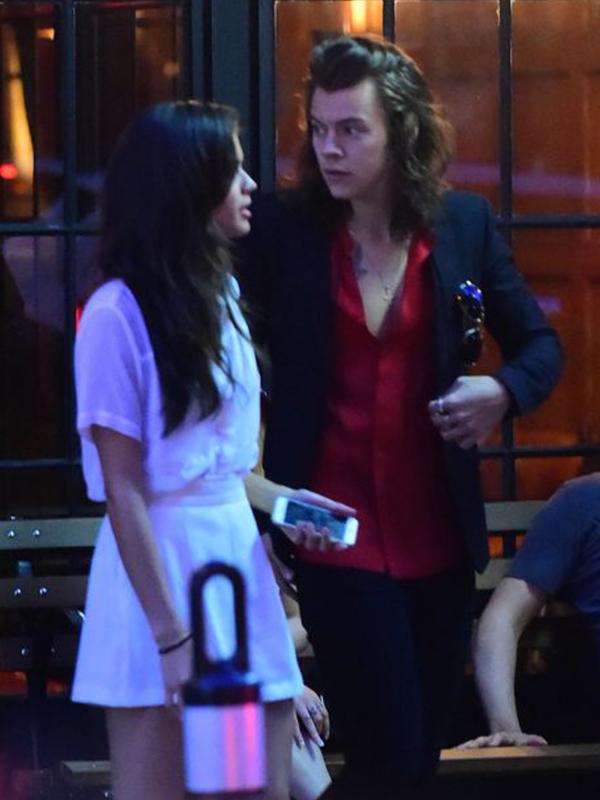 Harry Styles bersama model Victoria Secret bernama Sara Sampaio. (foto: Mirror.co.uk)