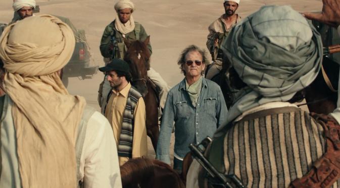 Dalam Rock the Kasbah, Bill Murray terdampar di Afghanistan sendirian setelah kliennya mencuri uang dan paspor miliknya.