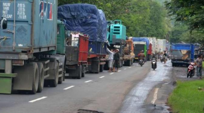 Tarif tol mahal, truk barang disinyalir tak masuk Tol Cipali. | via: rttmc-hubdat.com