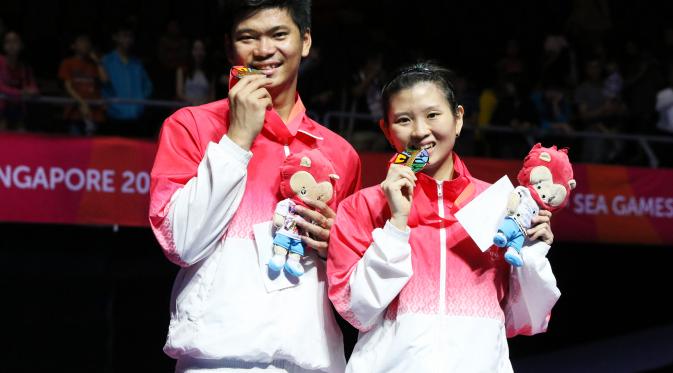 Ganda campuran Indonesia Praveen Jordan/Debby Susanto raih medali emas bulu tangkis perorangan SEA Games 2015 Singapura (Humas PP PBSI)