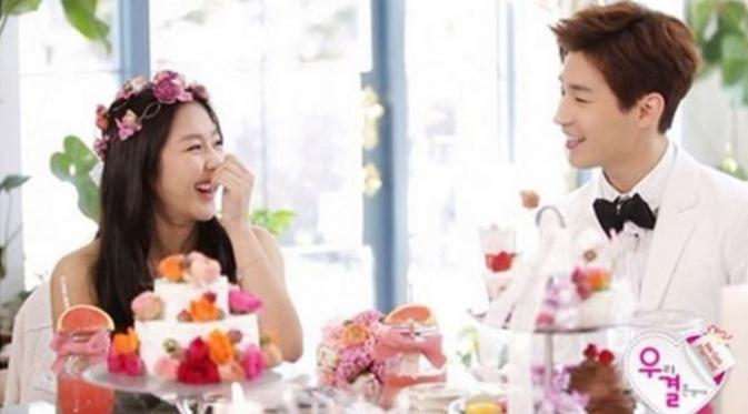 Henry `Super Junior-M` tampaknya makin lengket dengan Yewon, istri virtualnya dalam variety show We Got Married.