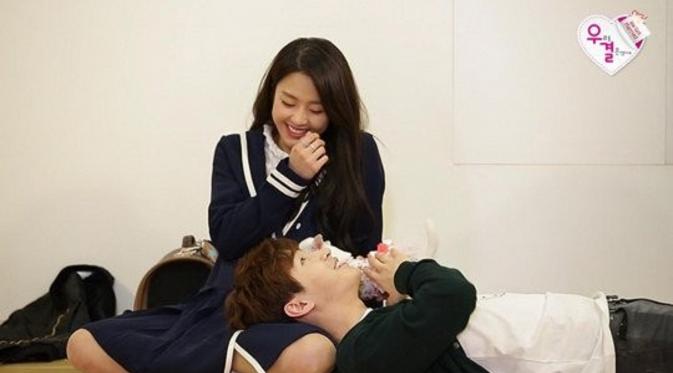 Henry dan Yewon tampak seperti pasangan yang berbahagia.