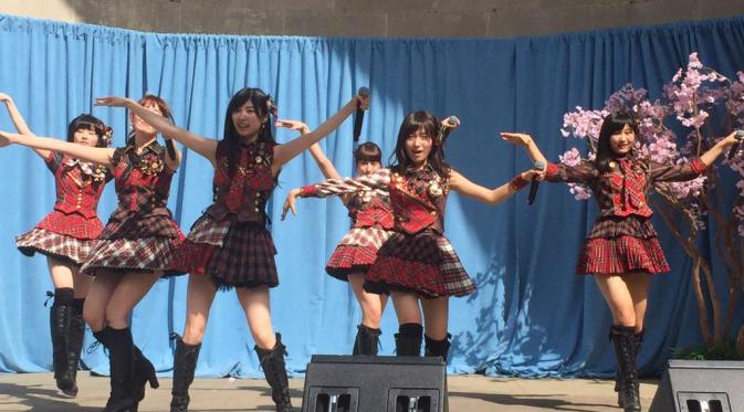 Lagu Koi Suru Fortune Cookie membuat kerabat AKB48 di New York melakukan tarian yang sempat populer beberapa waktu lalu.