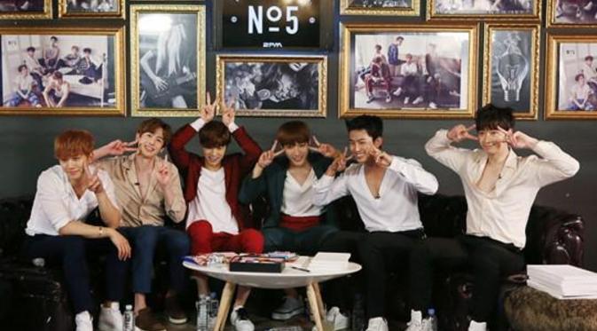 2PM yang menunjukkan keseruan menjawab pertanyaan penggemar dalam 2PM Naver Starcast Live,