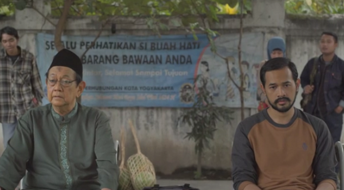 Akting Oka Antara dan Deddy Sutomo di 'Mencari Hilal'. Foto: Vidio