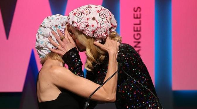 Nicole Kidman tak segan mencium bibir Naomi Watts di depan umum. (foto: popsugar)