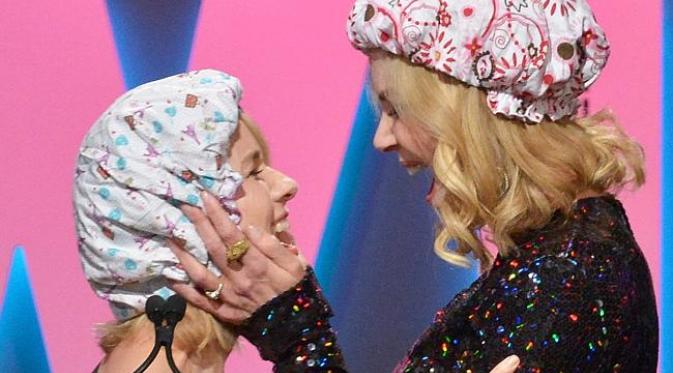 Nicole Kidman dan Naomi Watts berciuman di atas panggung Women In Film 2015 Crystal + Lucy Awards. (foto: popsugar)