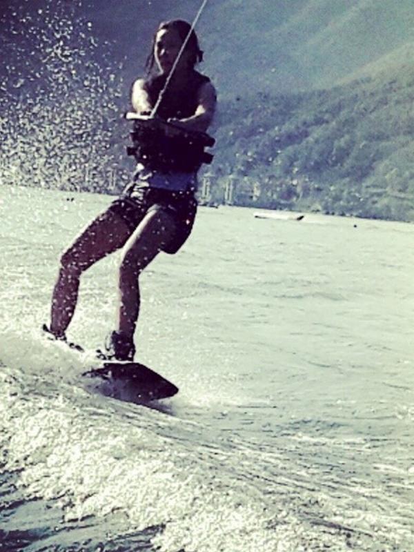 Aksi Jung In Ah saat melakukan ski air. (via Instagram.com)