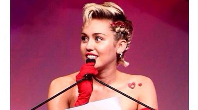 Miley Cyrus beri pidato saat menerima penghargaan