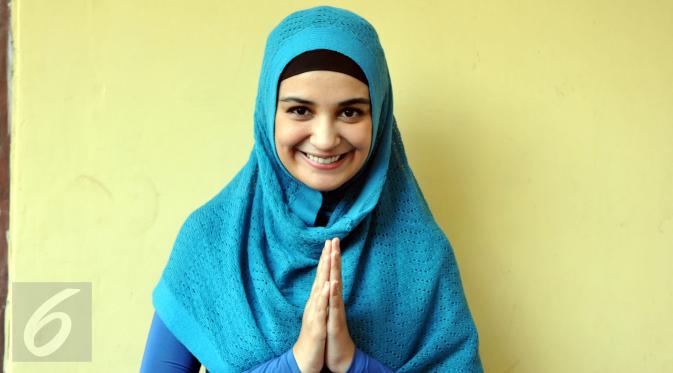 Pesinetron cantik Shireen Sungkar selalu tampil trendi dengan busana muslimah yang membalut tubuhnya itu. Foto diambil pada 17 Juni 2015. (Liputan6.com/Panji Diksana)