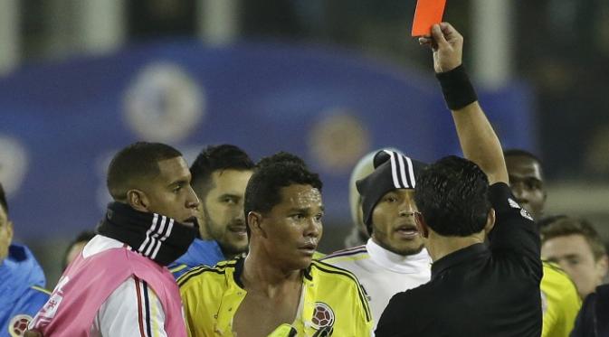 Carlos Bacca dan Neymar diganjar kartu merah dalam keributan di pertandingan Brasil vs Kolombia di Copa America 2015. AP Photo/Jorge Saenz